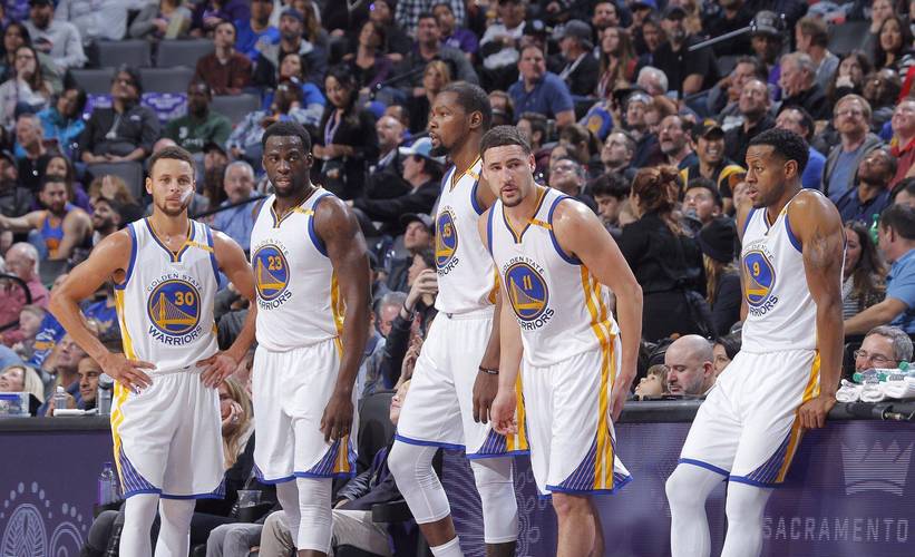 篮球湖人球员关键比赛中发挥稳定（湖人球员在关键比赛中表现稳健）