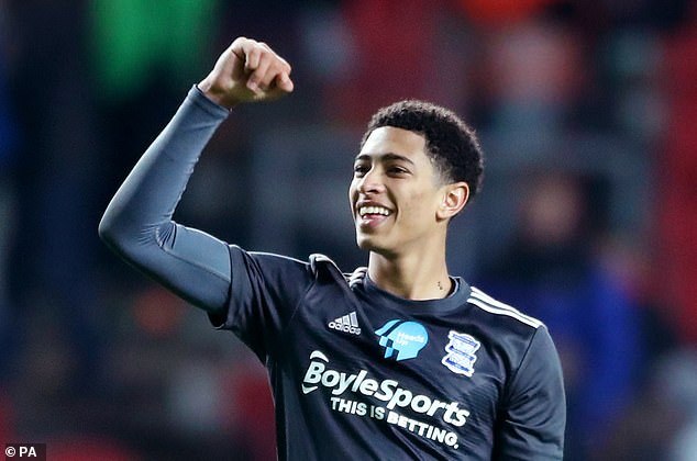 一周内两战同一对手！AC米兰先赢后输出局，防守进攻问题暴露！（一周两战同敌！AC米兰先胜后出局，攻防短板尽显）