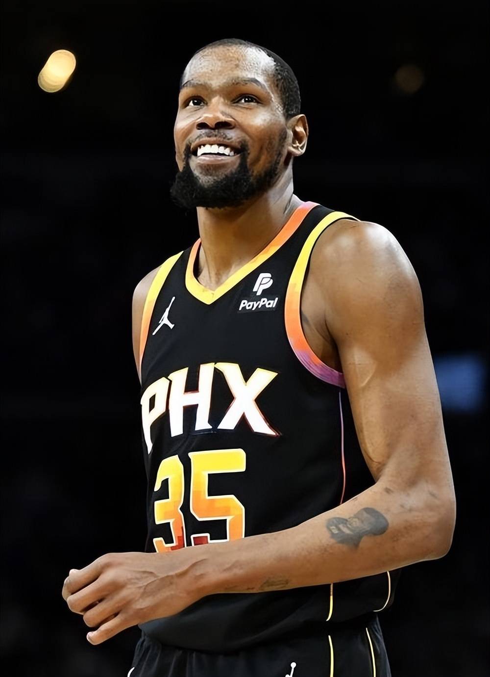 齐尔克泽欲转会曼联，罗马欲补强，曼联伤情困扰，切尔西洽谈新赞助商。（齐尔克泽意投曼联，罗马谋补强，红魔伤病缠身，切尔西洽谈新赞助商）