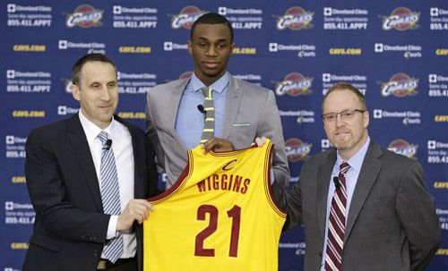 理查兹：英超最佳门将我会选阿利松，拉亚无疑正朝着最佳迈进（理查兹：英超第一门将我选阿利松，拉亚无疑正向巅峰迈进）